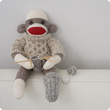 mono hecho de un calceltín y tejido a palillos